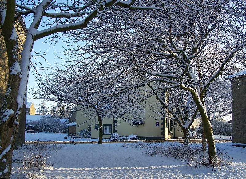Snow 3 - Dec 2008.JPG - "Maypole Inn in Snow"  - by Ron Allen In the snow fall of mid December 2008
